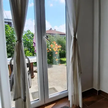 Schoenes Haus Mit Privatem Garten * زادار