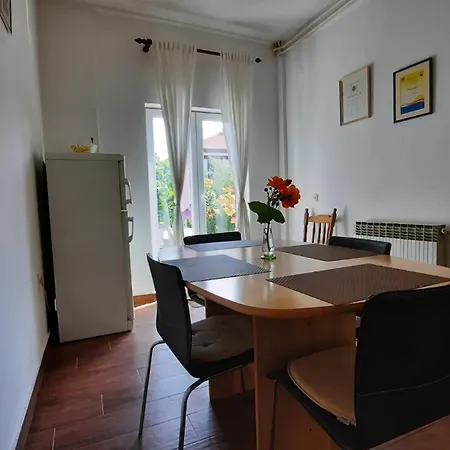 Schoenes Haus Mit Privatem Garten * زادار